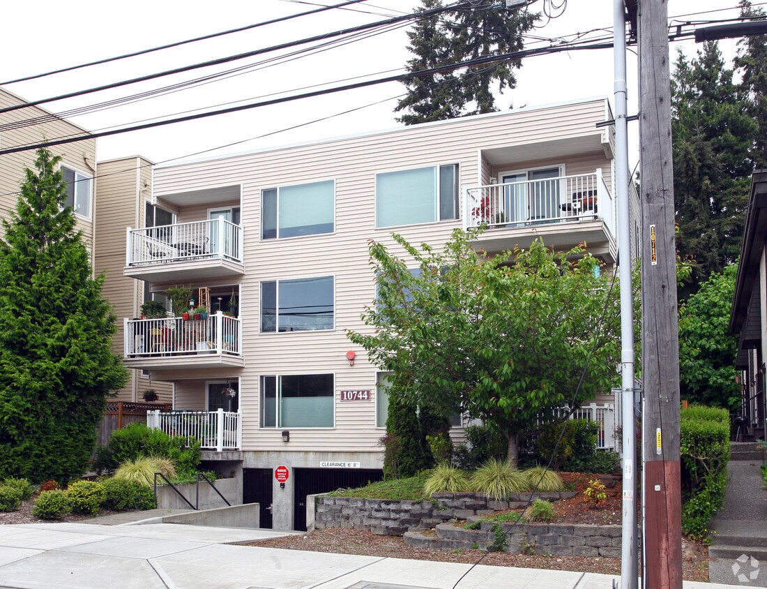 Primary Photo - 10744 Greenwood Ave N