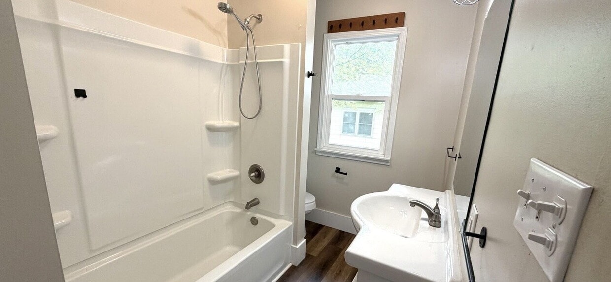 Building Photo - Beautiful bungalow style home for rent!
