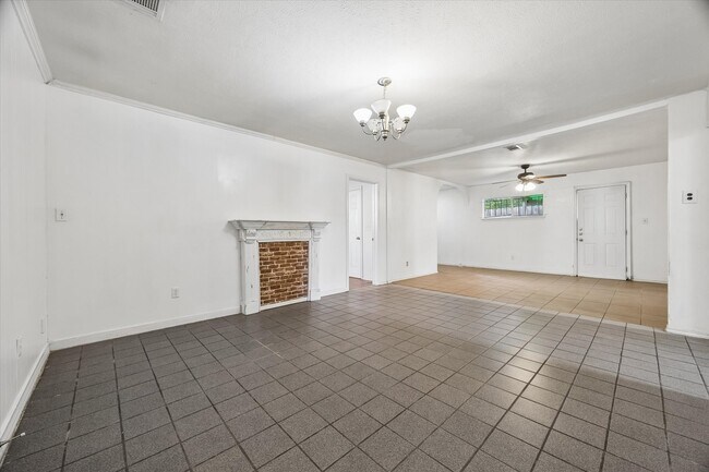 Foto del edificio - 7119 Long Point Rd