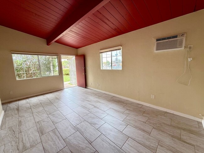 Building Photo - Charming 2-Bedroom Corner Lot Duplex Home in Clairemont with Private Yard!