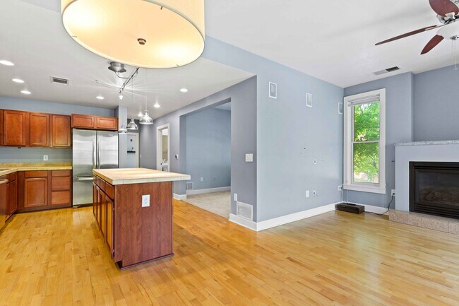 Foto del edificio - Spacious and Bright 1 Bedroom Condo in N C...