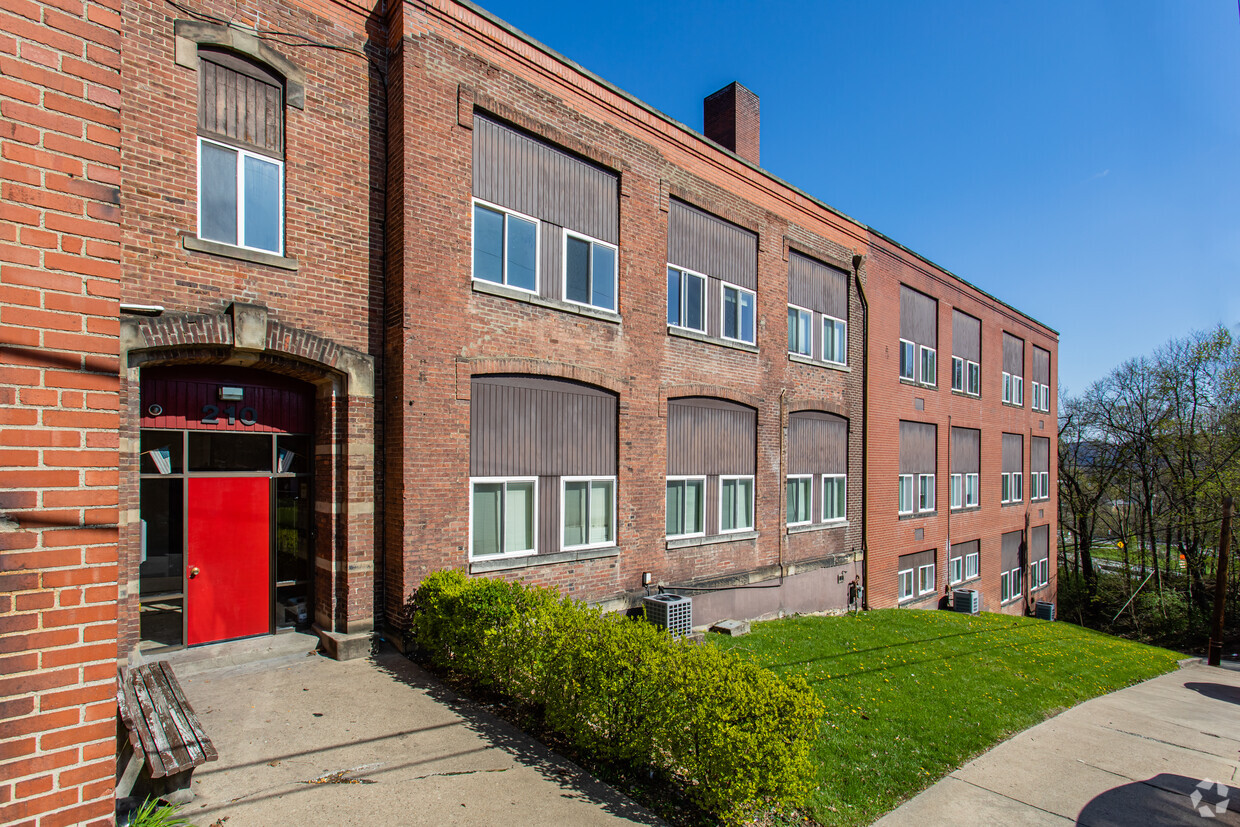 Primary Photo - 210 5th Ave