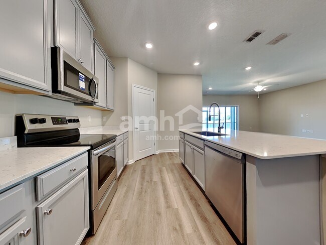 Foto del edificio - 300 Anastasia Park Rd