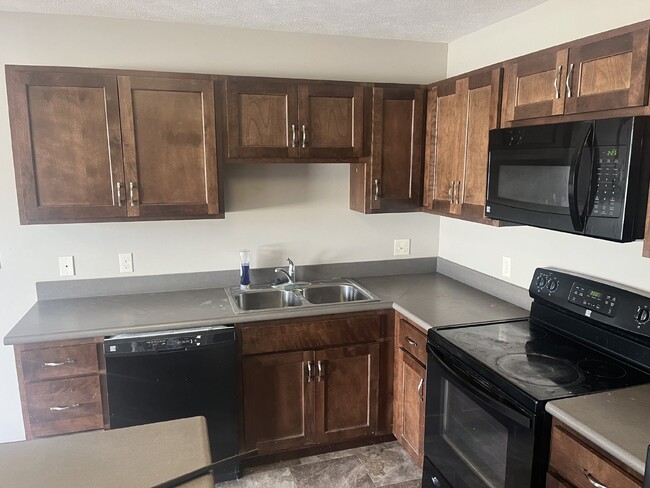 Foto del edificio - Newer 3-Bed Townhome in NW Columbus, attached double car garage and private back yard!