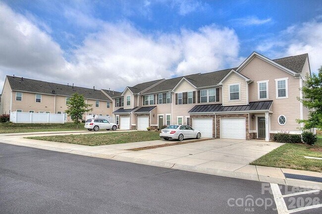 Building Photo - Beautiful end-unit townhome in a gated Southwest Charlotte community!
