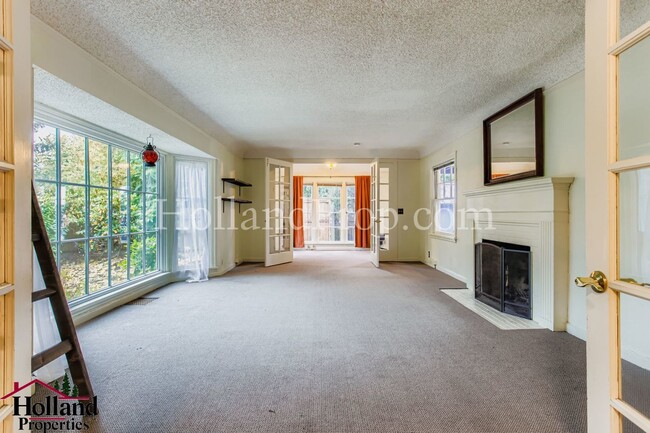 Building Photo - Spacious 3-Bedroom Hillsboro Home with Spacious Fenced Yard!
