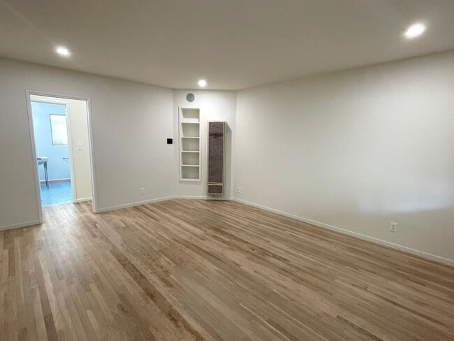 Building Photo - 1406 S Saltair Ave