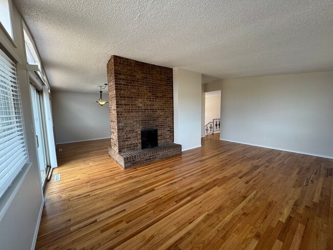 Foto del edificio - 5 bedroom, 3 bath, 2 car on acreage near t...