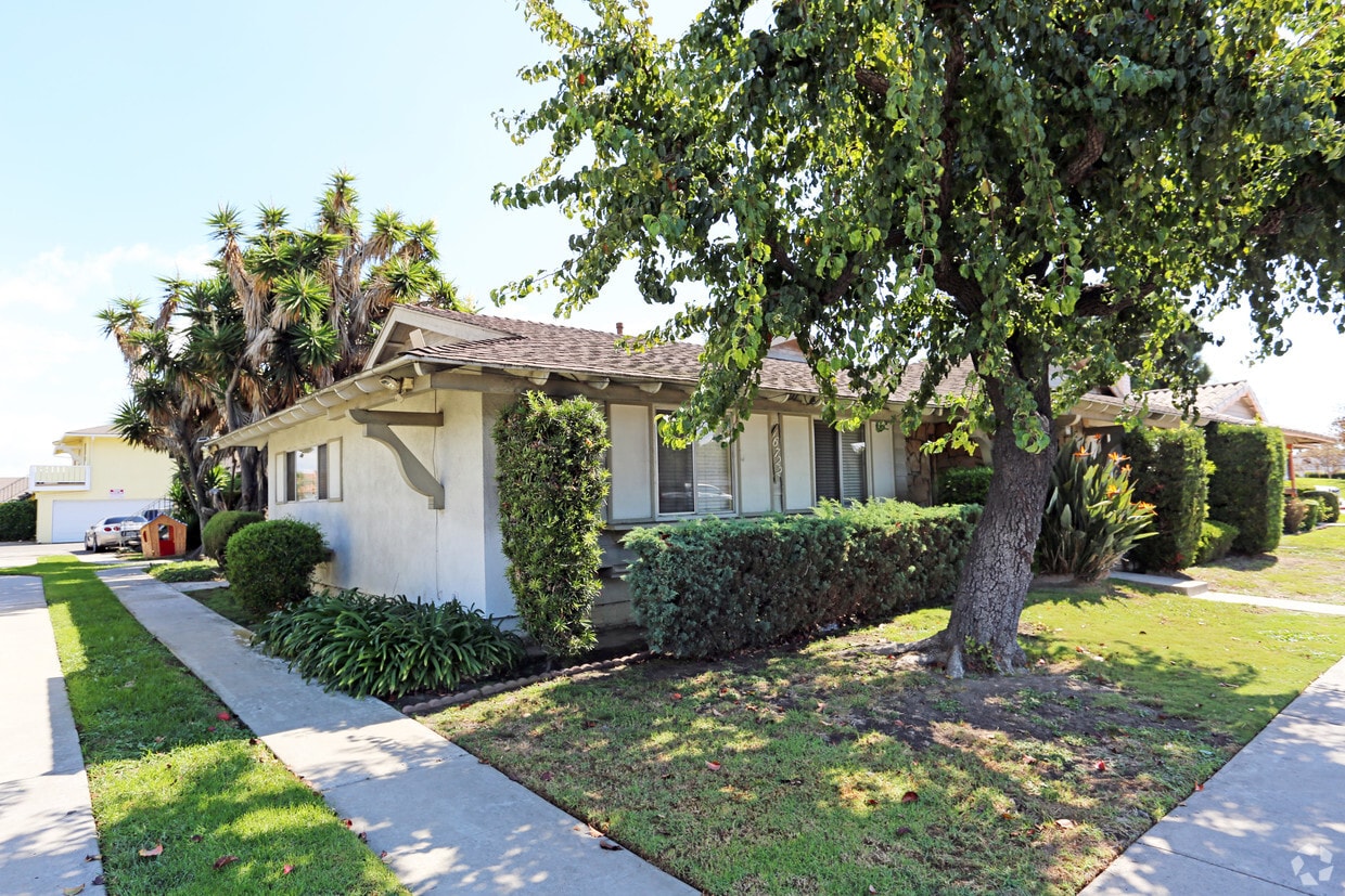 Primary Photo - 16722 Goldenwest St