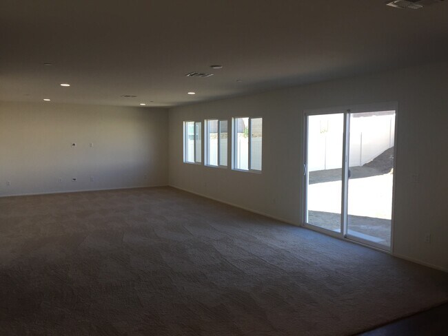 Foto del edificio - MultiGen Lake Elsinore McKenna Pointe Home...