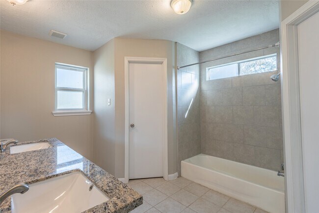 Foto del edificio - 4418 Lost Spring Dr