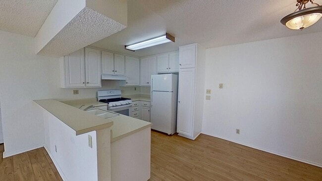 Building Photo - 13801 Shirley St