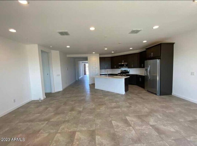 Foto del edificio - 2468 N Morrison Ave