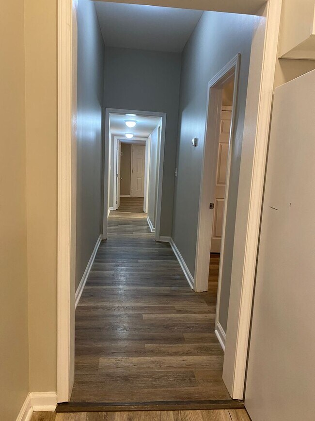 Building Photo - Nicely Remodeled! All Electric! Large 2 Be...