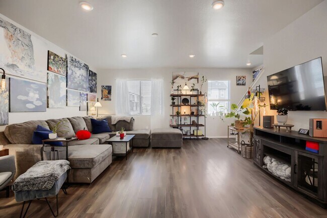 Foto del edificio - Spacious 3-Bedroom Home with Modern Finishes in North Broomfield