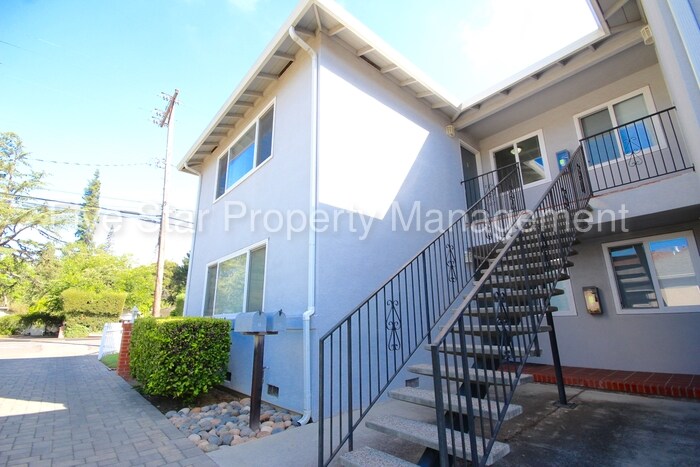Primary Photo - 1027 Santa Cruz Ave