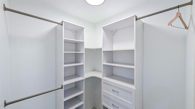 Foto del edificio - 15707 Downford Dr