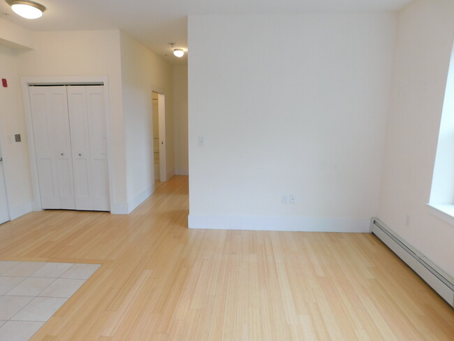 Building Photo - 505 Pleasant St