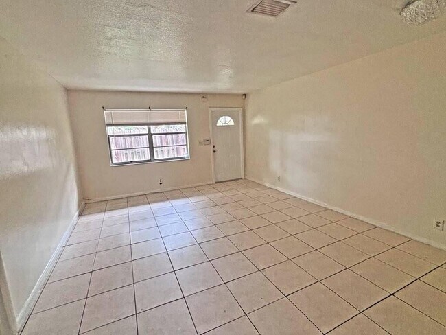 Foto del edificio - 2620 Riverland Dr