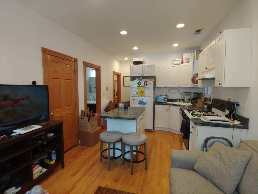 Primary Photo - 2425 N Greenview Ave