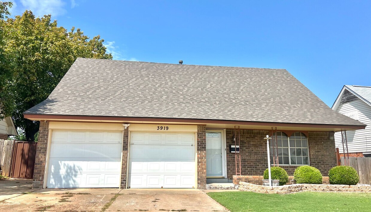 Primary Photo - ?Spacious Home Near Tinker Airforce Base ?