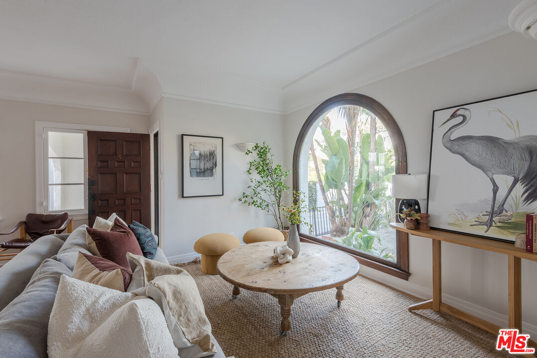 Foto principal - 7464 Hollywood Blvd