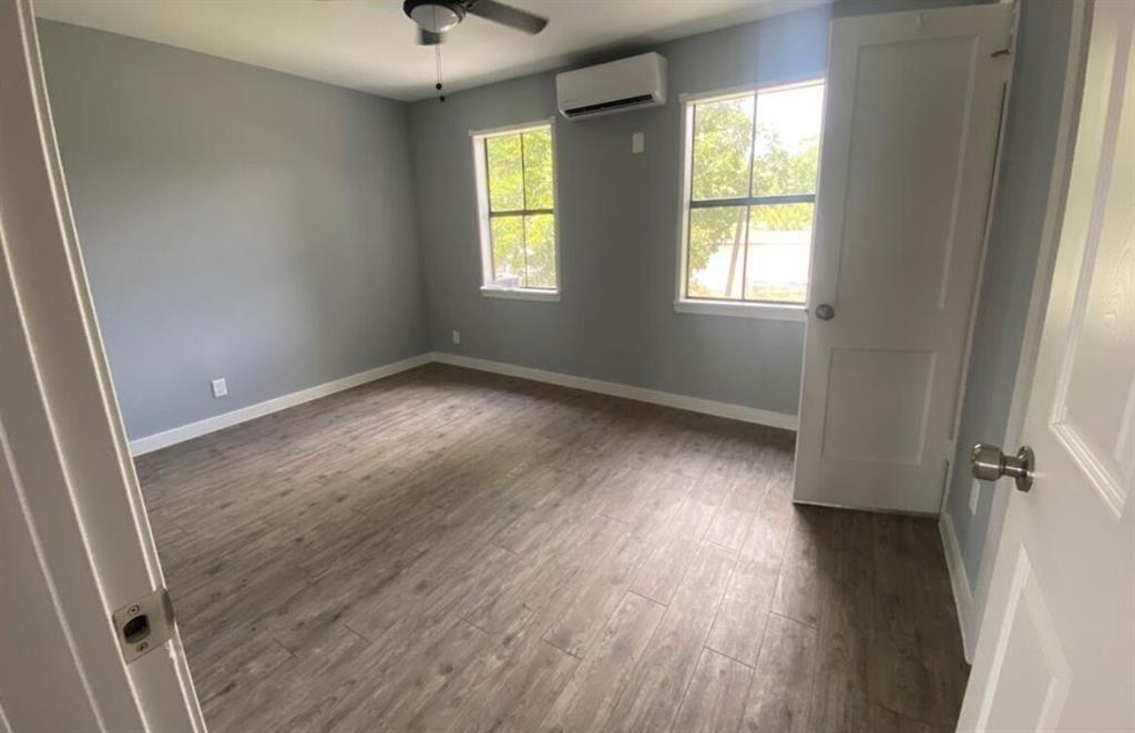 204 E Houston St Unit D, Highlands, TX 77562 Room for Rent in