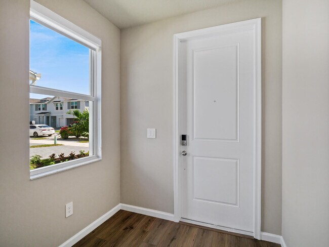 Building Photo - 5745 SE Edgewater Cir