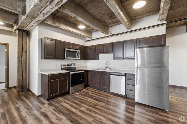 3BR, 2BA - 1,334SF - Kitchen - Simon Warehouse