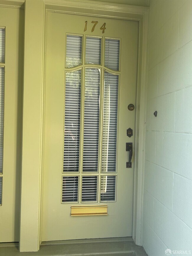 Foto del edificio - 174 Corbett Ave