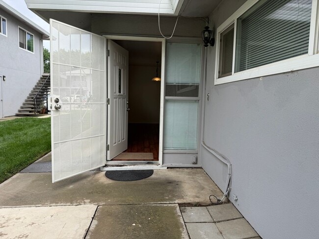 Building Photo - 2 story updated townhouse In Rosemont 2/1