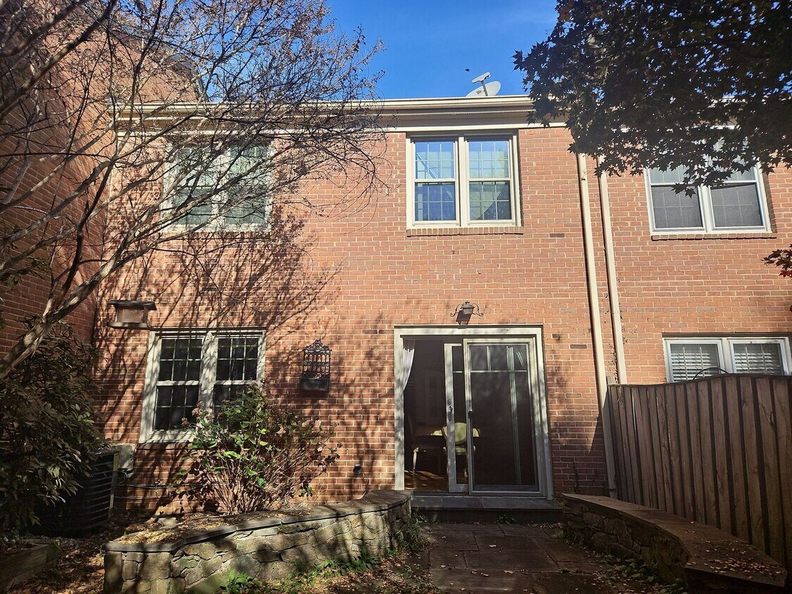 Building Photo - Exquisite 3 Bed E.5 Bath Interior Brick To...