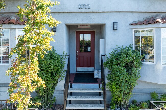 Entrada - 1072 Laguna Ave