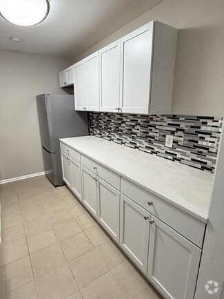 Building Photo - 3930-10305 Pender Dr