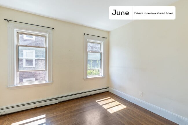 Building Photo - Private bedroom in 3 bed/1 bath Home