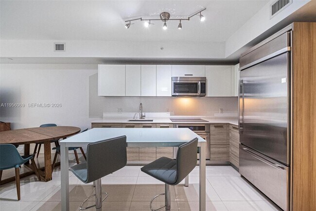 Building Photo - 1300 Brickell Bay Dr