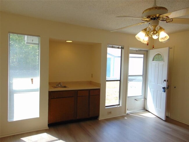 Foto del edificio - 903 Chisholm Cove