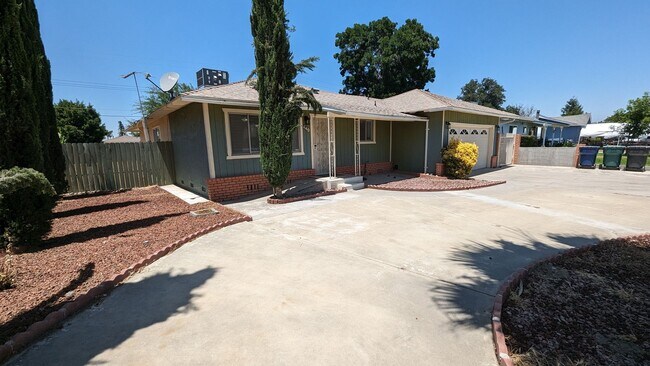 Building Photo - Updated 3 Bedroom 2 Bath Home