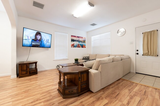 Building Photo - Executive Rental - Fully Furnished