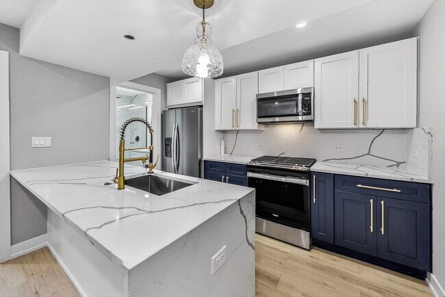 Foto del edificio - 2451 N Albany Ave