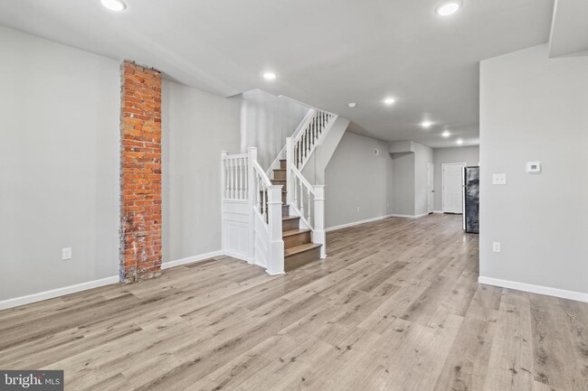 Building Photo - 5712 Larchwood Ave