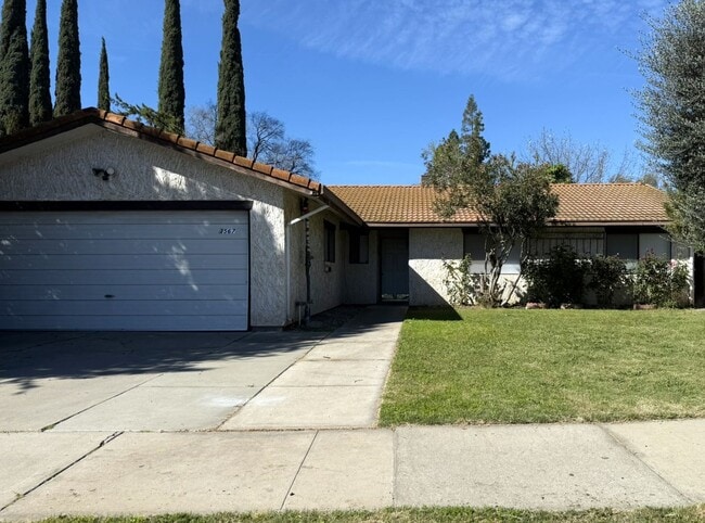Building Photo - 3/2 with pool near Merced College