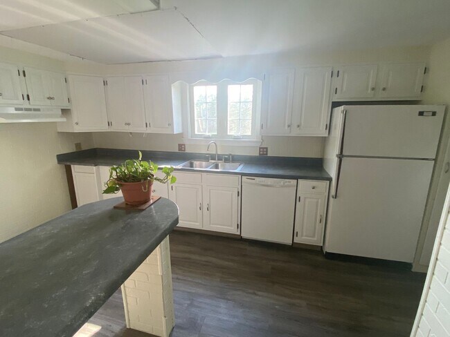 Foto del edificio - Authentic 3 bedroom New England Colonial! ...