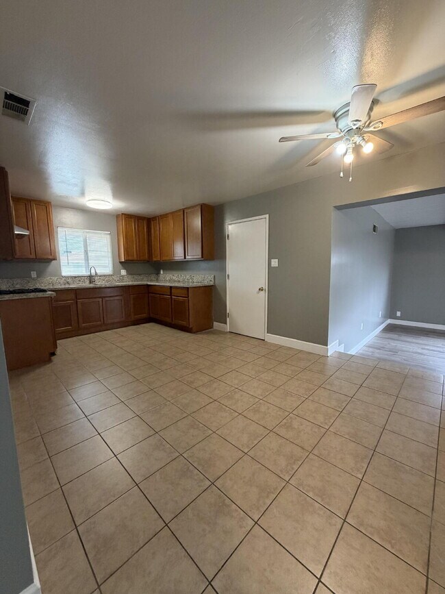 Foto del edificio - Charming 3-Bed, 2-Bath Gem with 1,372 Sq Ft of Comfort in Modesto!