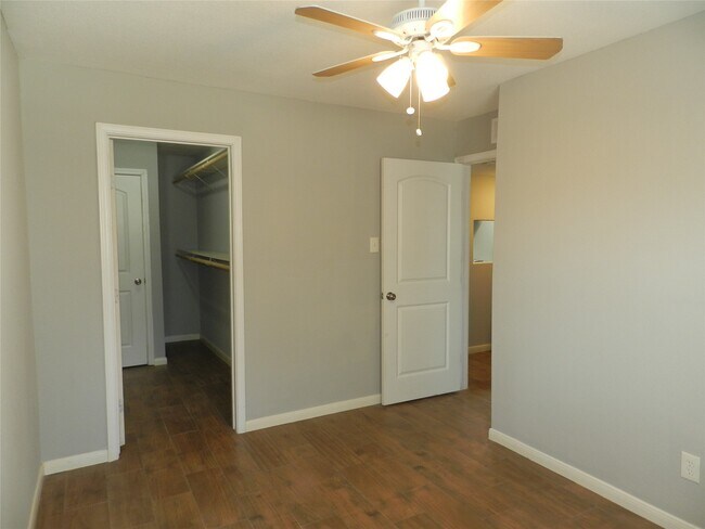 Foto del edificio - 704 Memorial Mews St