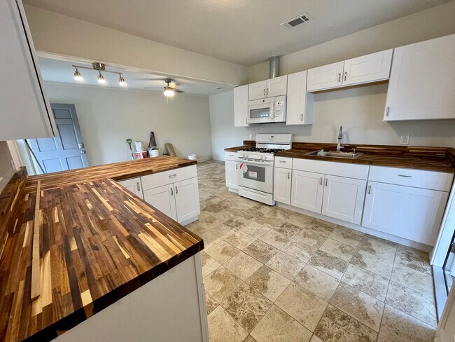 Lots of counter and cabinet space! - 3806 Ridgelea Dr