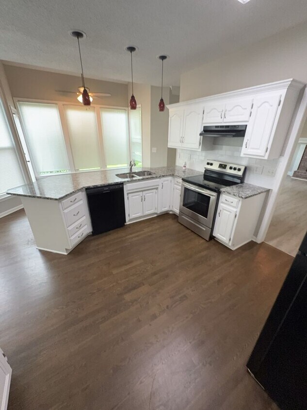 Foto del edificio - 5 BR/2.5BA | Newly Renovated 2 Story Single Family Home | Separate room | 1-Car Covered Parking |...