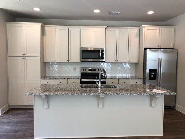 Foto del edificio - Beautiful New Construction Home-Centrally ...