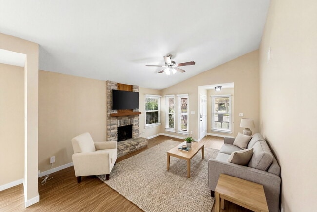 Foto del edificio - A Beautifully Updated Single Story Retreat Where Everyday Life Feels Effortless and Inspired