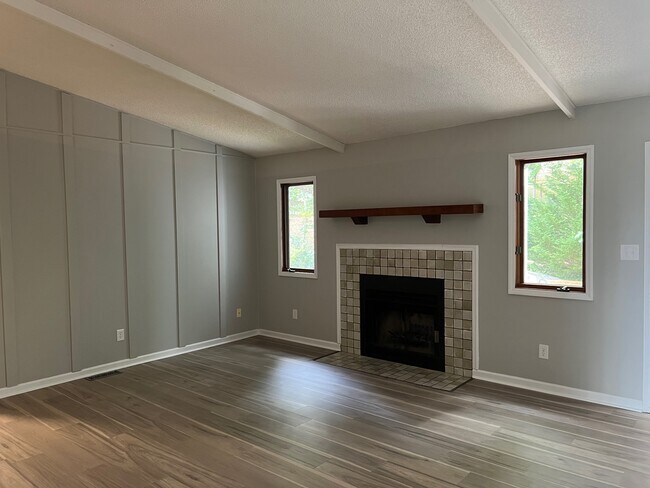 Sala de estar con chimenea - 116 Lookout Dr